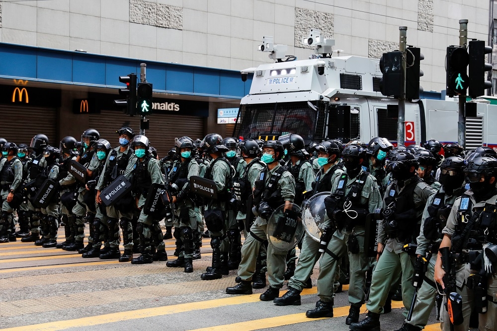 7月1日是「港版國安法」生效首日，警方指出高呼「光復香港」，有顛覆國家政權或分裂國家的意圖，可能犯國安法。（湯森路透）
