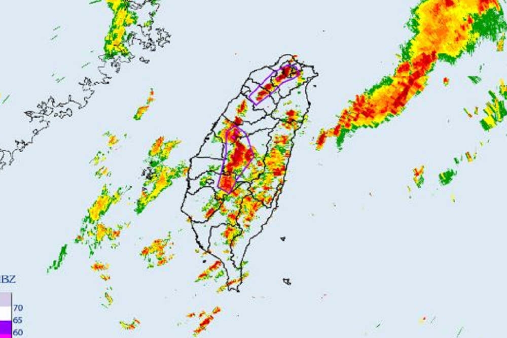 中央氣象局2日下午針對11縣市發布大雷雨即時訊息，其中紫色框圍住地區為示警區域。（取自中央氣象局）