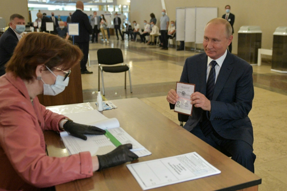 參與修憲公投的普京（右），獲得近八成支持的他、將能繼續連任至2036。（湯森路透）