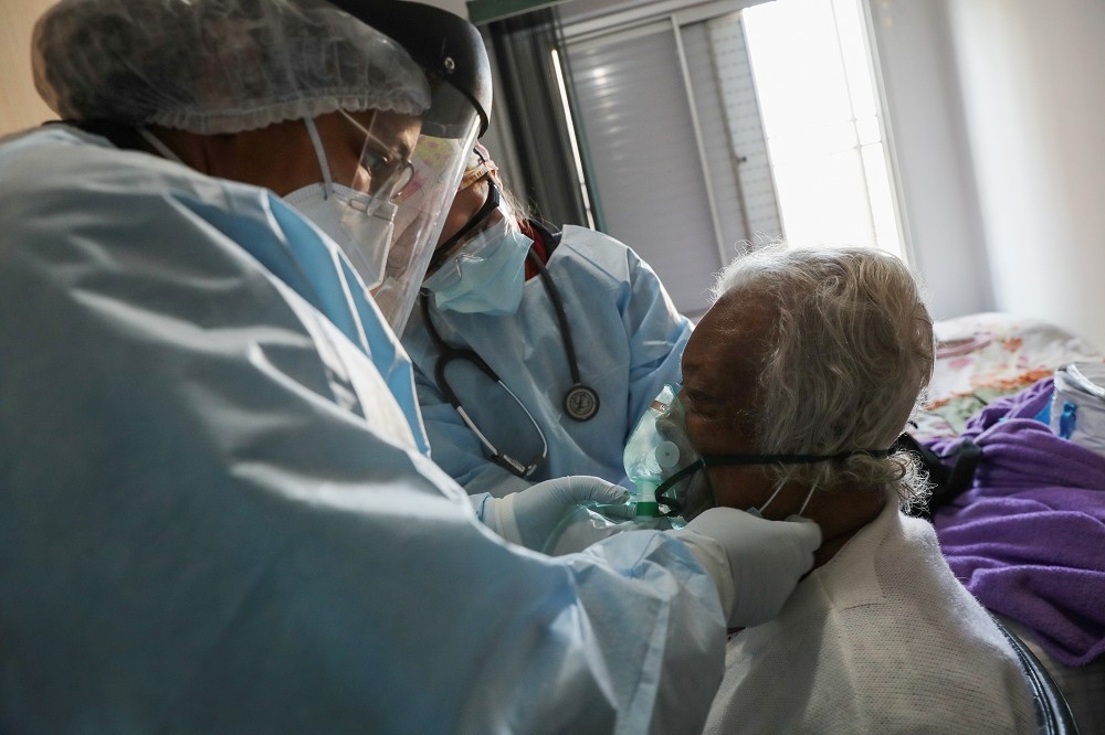 巴西醫護人員照顧肺炎病患。（湯森路透）