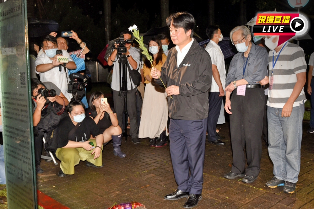 副總統賴清德晚上8點現身台灣大學陳文成紀念廣場。（蔣銀珊攝）