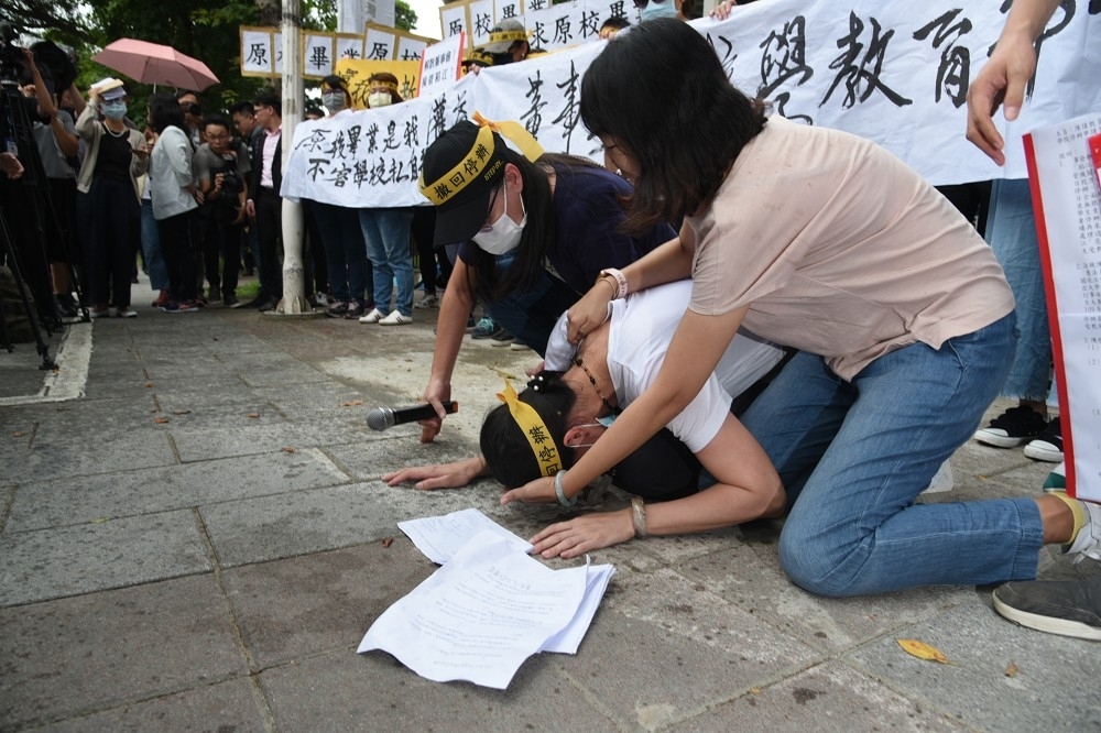 稻江科技暨管理學院宣布停辦引起學生恐慌，並組自救會抗議，師生及家長集體北上到教育部外表達立場，甚至有家長激動下跪陳情。（蔣銀珊攝）