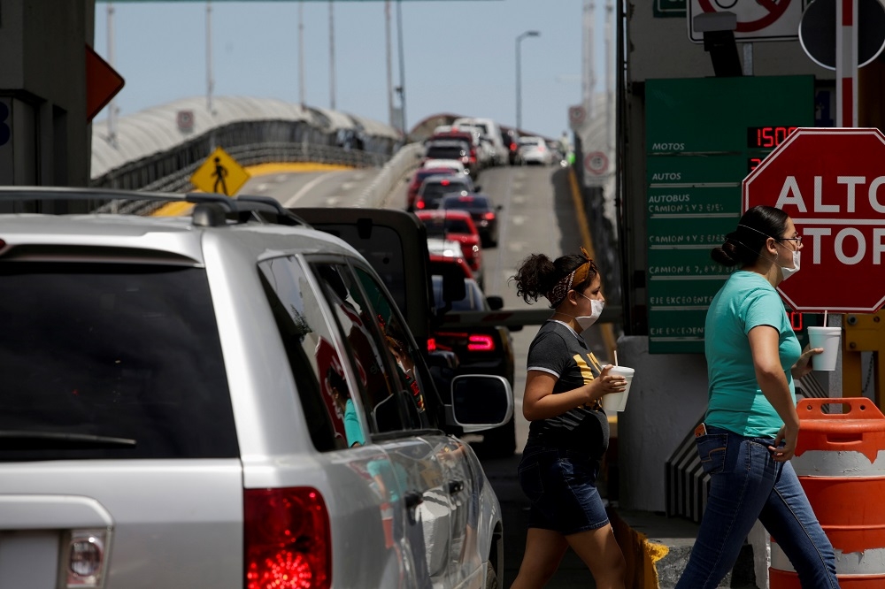 墨西哥車輛排隊從陸路入境美國。（湯森路透）