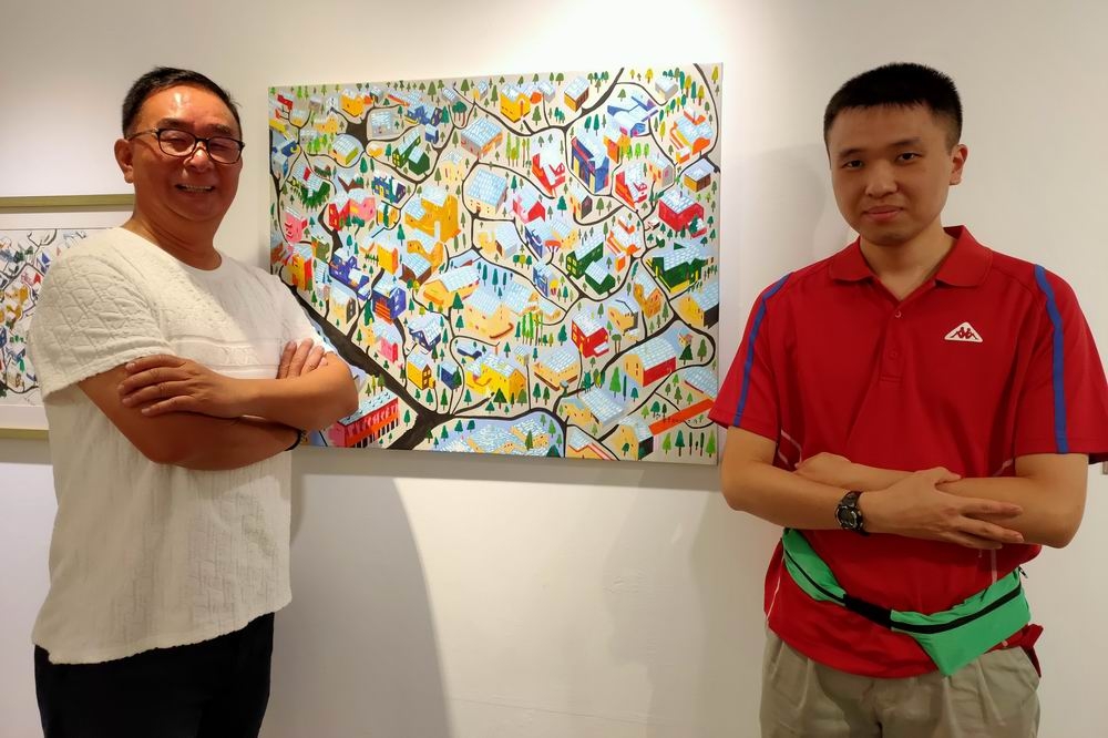 台灣身心障礙藝術發展協會理事長吳春山以行動支持自閉症藝術家謝宇軒。（楊文琳攝）