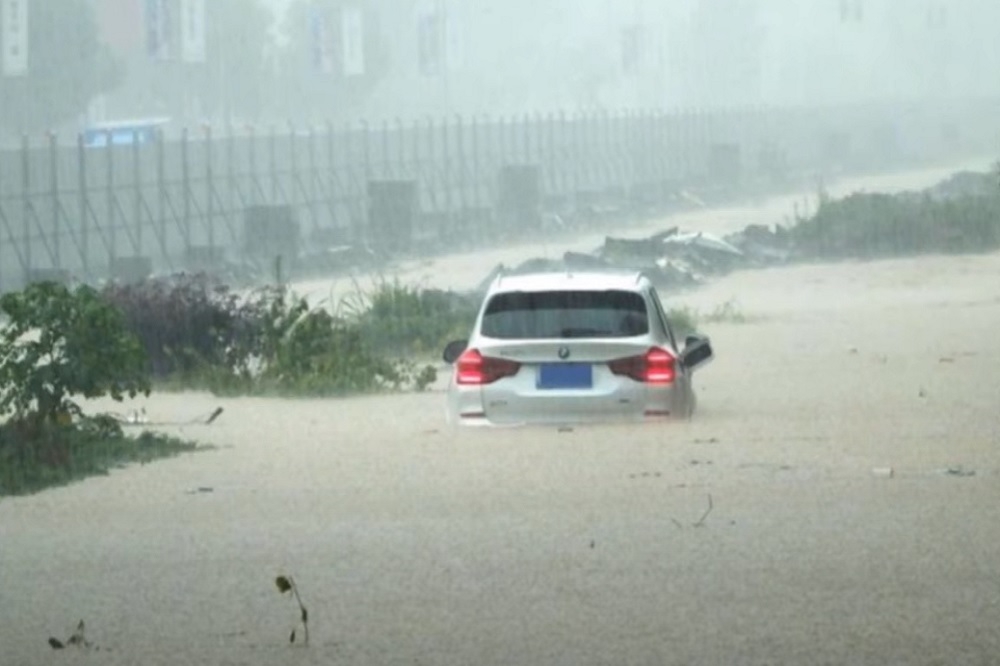 武漢市區積水嚴重。（取自Youtube）