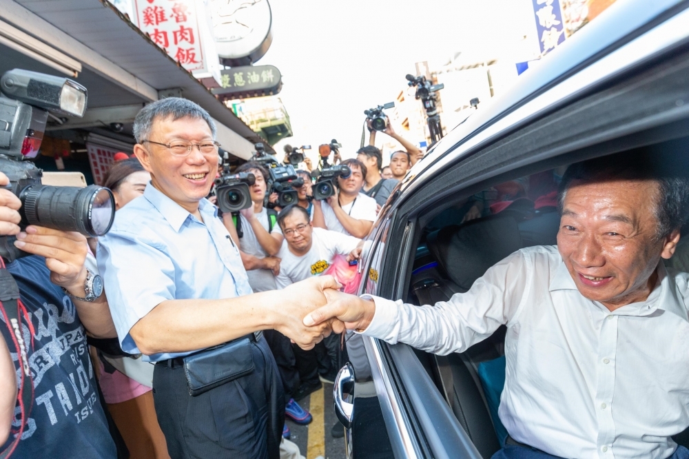 民眾黨主席柯文哲（左）近期拜會鴻海創辦人郭台銘，是否合體替民眾黨輔選高市長，引發外界關注。（台灣民眾黨提供）