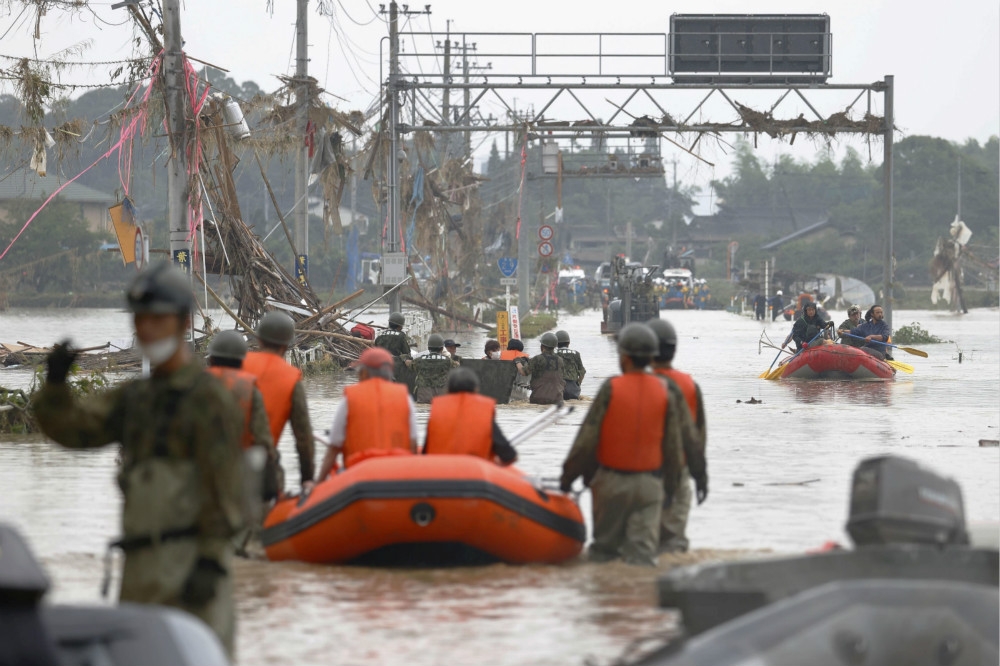 日本出動自衛隊協助熊本豪雨救災。（湯森路透）
