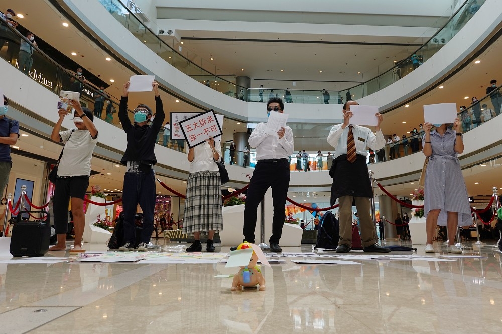香港市民舉白紙抗議。（湯森路透）