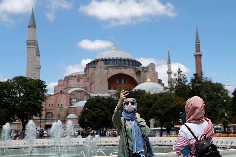 民眾在土耳其伊斯坦堡的聖索菲亞前留影。（湯森路透）
