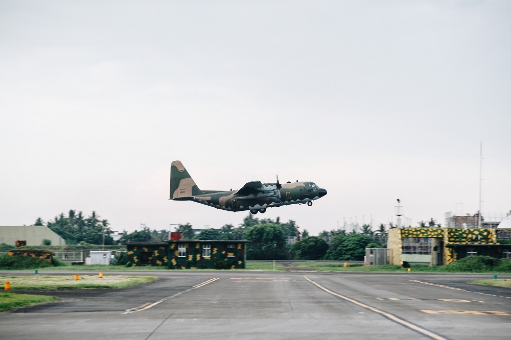 國軍「漢光36號演習」首日空軍相關機型實施戰力防護戰備轉場，圖為空軍C－130運輸機，將相關人、裝載送至指定地點。（軍聞社提供）