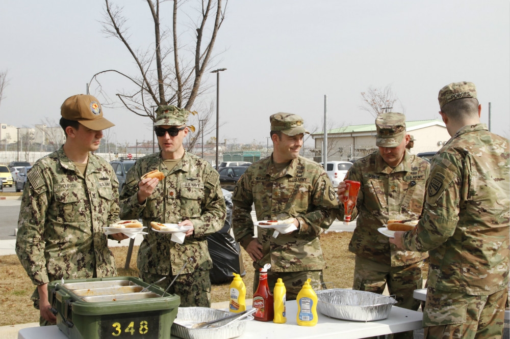 美軍官兵於基地內舉行烤肉派對。（圖片取自駐韓美軍）