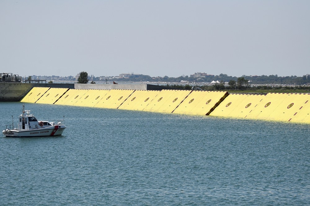 摩西計畫的黃色防洪閘門近日測試成功。（湯森路透）