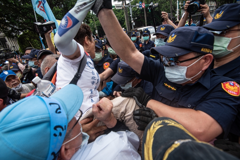 前總統府秘書長陳菊被提名出任監察院長人事案，立院外圍14日湧入反對民眾，與警方爆發衝突。（蔣銀珊攝）