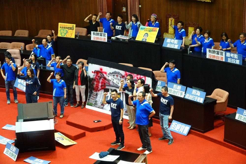 民眾黨團14日在藍營搶佔主席台後，先進場舉看板合照，後重砲轟藍打假球，挨批跟風又急切割。（王侑聖攝）