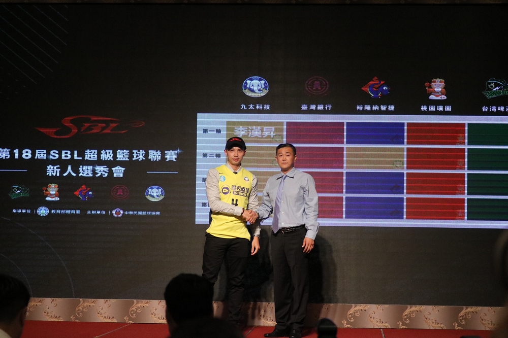 中華民國籃協15日舉辦SBL選秀會，台師大後衛李漢昇在首輪第一順位被高雄九太科技選中，成為本屆狀元。（陳潔映攝）