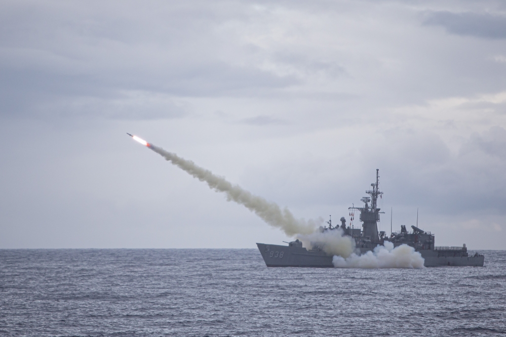 海軍寧陽軍艦發射魚叉反艦飛彈。（國防部提供）