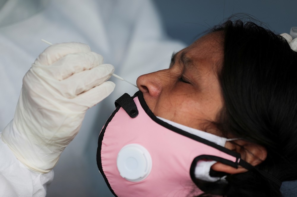 哥倫比亞首都波哥大的民眾接受新冠病毒檢測。（湯森路透）