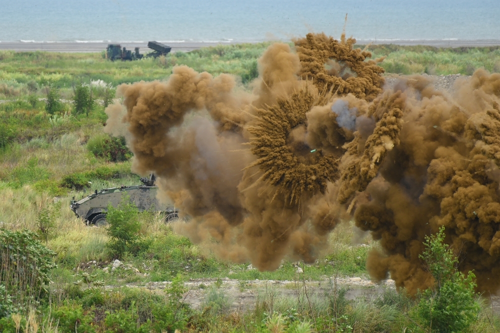 漢光36號演習雲豹甲車發射煙霧彈。（蔣銀珊攝）
