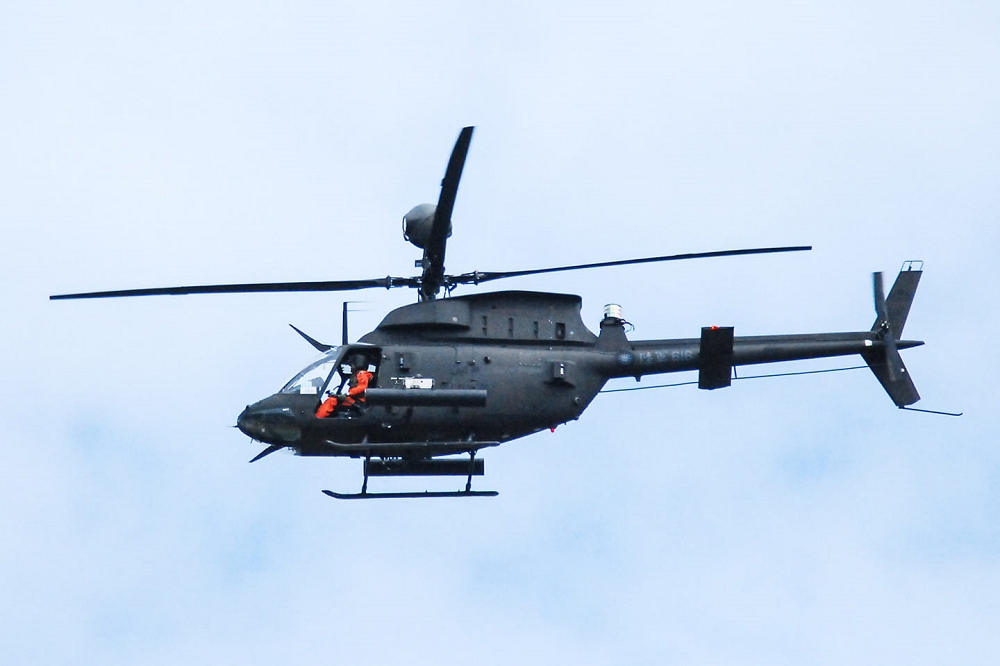 OH-58D型戰搜直升機16日墜毀造成2名飛官殉職，有民眾在臉書PO出該失事班機出勤照片悼念。（鍾博鈞提供）