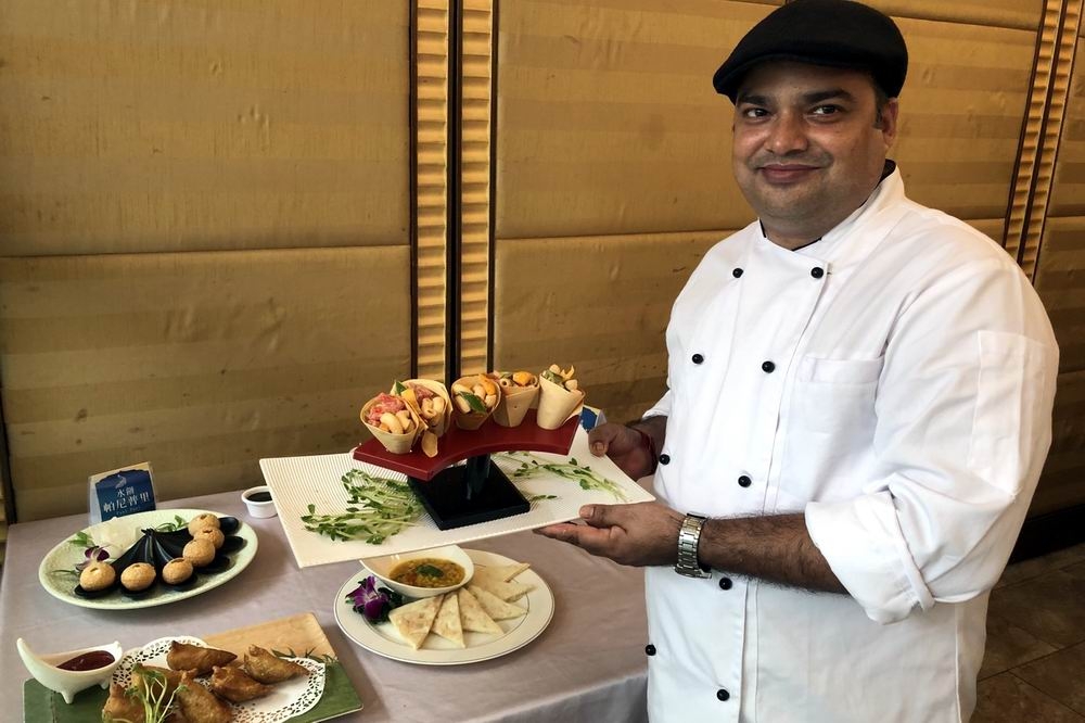 聖華宮邀印度先生Joshi為客座主廚推出「印度料理盛夏饗宴」。（聖華宮提供）