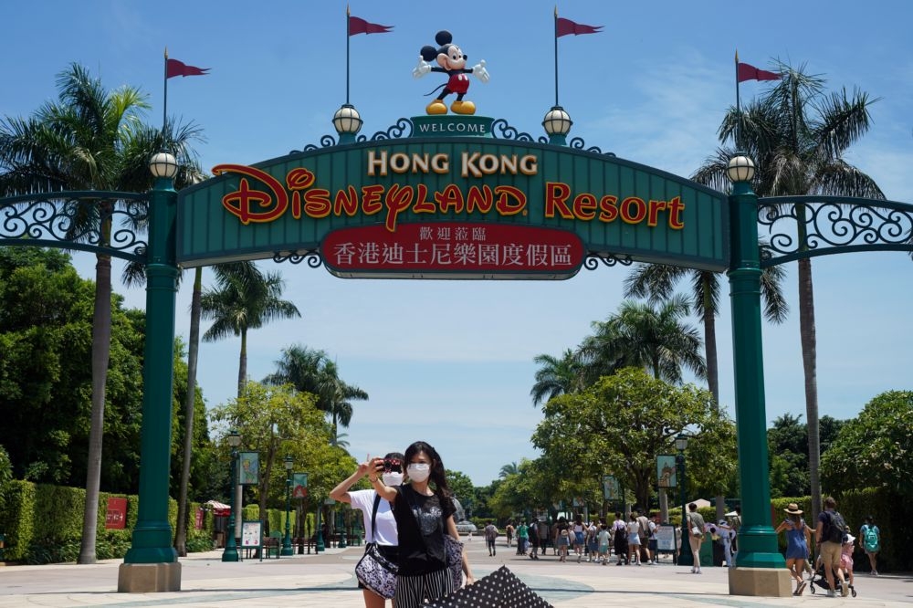 香港迪士尼樂園因應疫情再起，15日宣布閉園一周。（湯森路透）