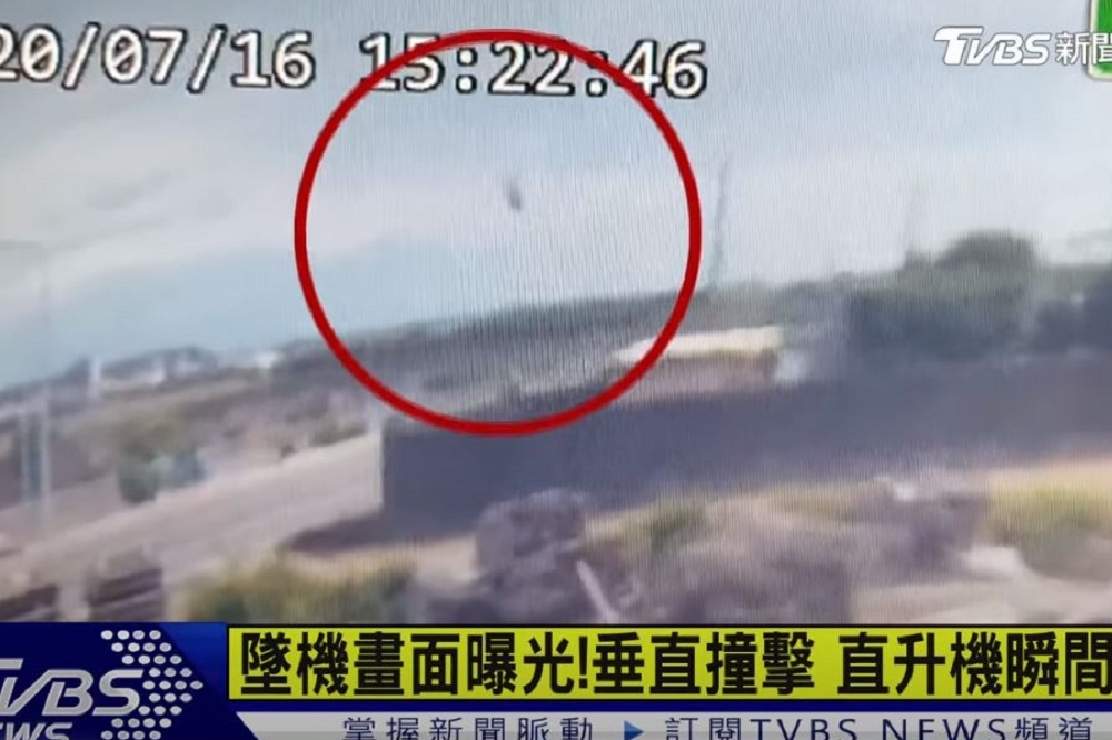 OH-58D直升機墜機事件，墜落影片在17日稍早曝光，畫面中可以見到，直升機失去動力後，機頭朝下從高處「垂直」重重落地。（取自TVBS youtube新聞影音）