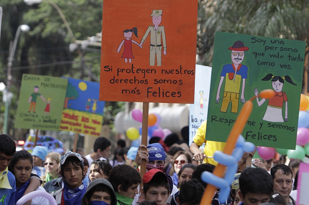 巴拉圭未成年性侵情況嚴重，圖為2012年有關保護兒童示威。（湯森路透）