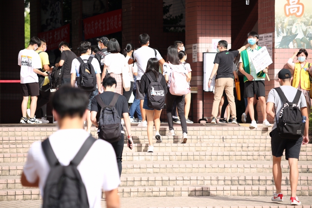 大學指考24日起將開放選填志願。在選填志願上，學子需考量因素眾多，如是否該追求少時志願、所學是否對未來職涯有幫助、科系與未來職業敘薪等。（沈粲家攝）