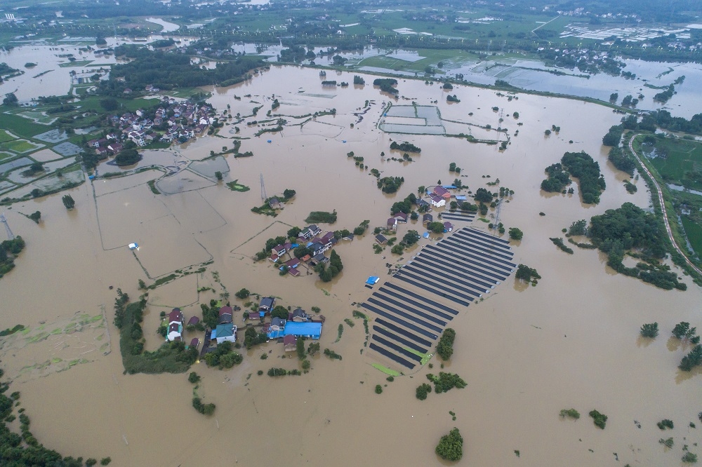 洪水16日侵襲中國安徽省。（湯森路透）