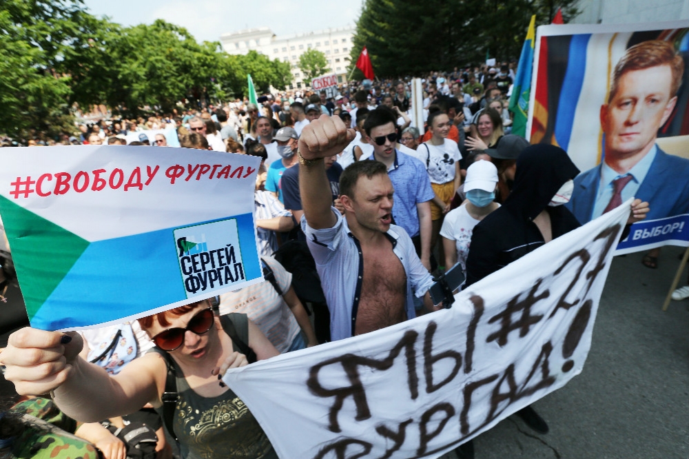 大批俄羅斯民眾上街聲援被捕的反對黨州長。（湯森路透）