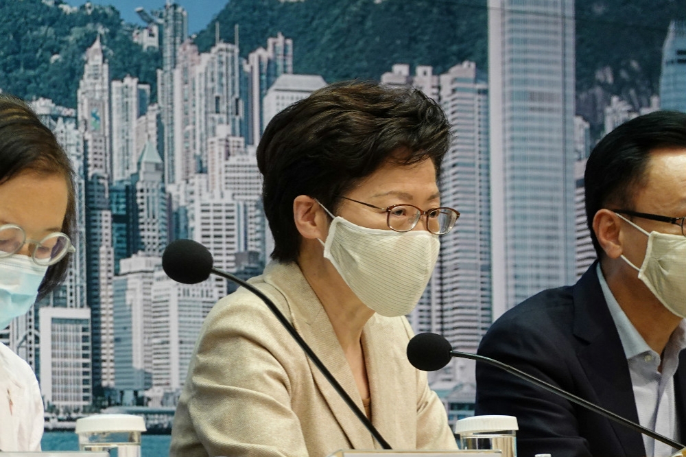 香港特首林鄭月娥主持疫情記者會。（湯森路透）