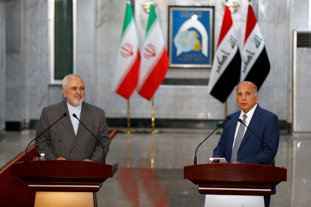 伊朗外長札里夫（左）、伊拉克外長侯賽因（右）共同發布記者會。（湯森路透）
