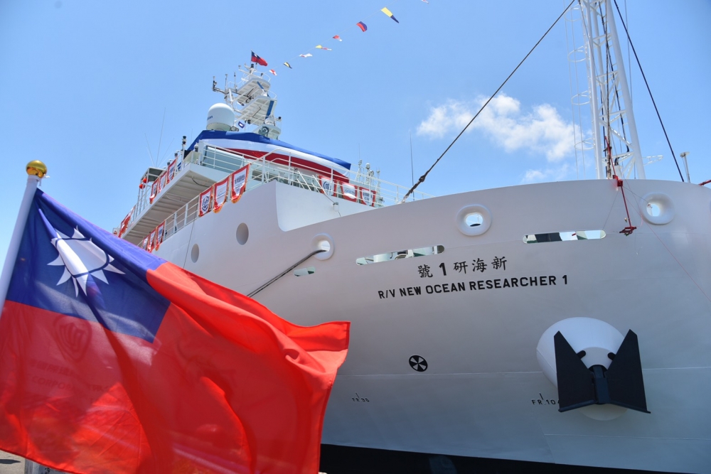 「新海研1號」21日在基隆港舉行交船典禮，將取代服役34年的「海研1號」，專注於大氣與海洋研究。（蔣銀珊攝）