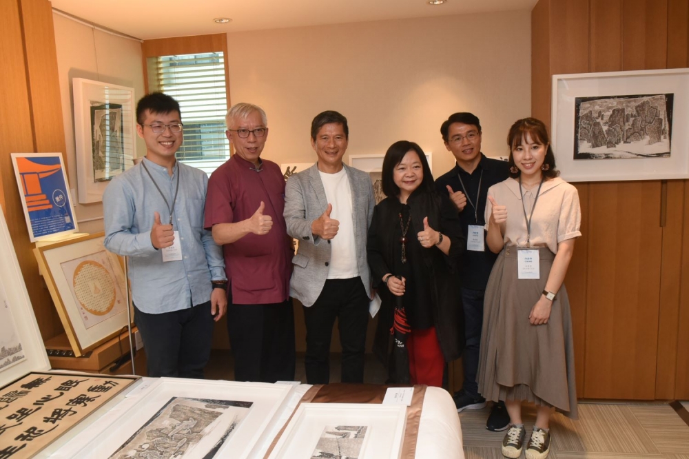  圖說：文化部李永得部長日前至臺中參觀藝博會，鼓勵參展的三位年輕藝術家。

