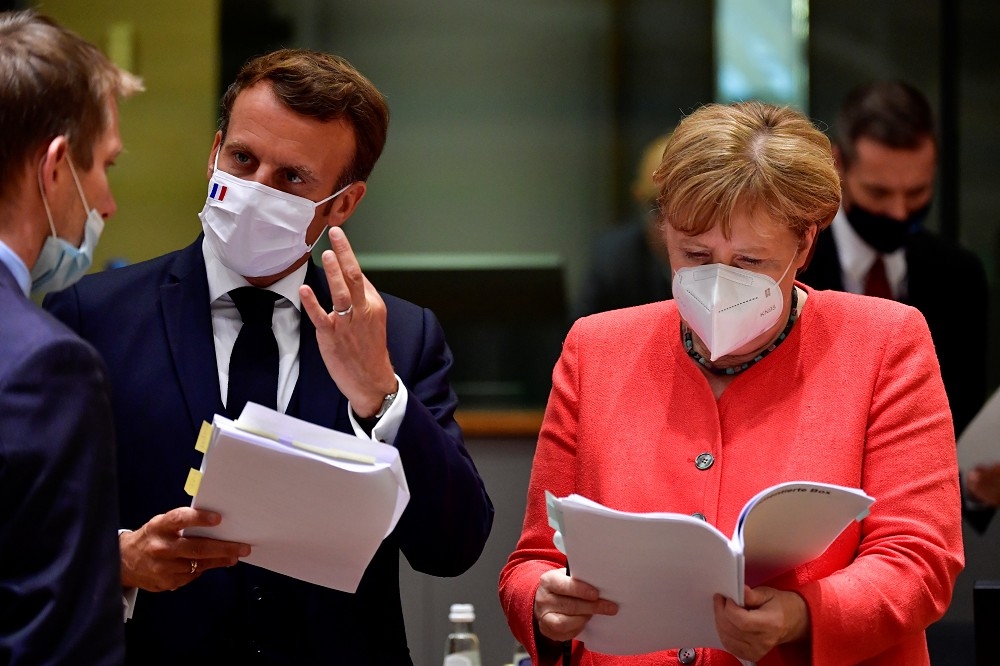 法國總統馬卡洪（左）與德國總理梅克爾（右）於峰會議場。（湯森路透）