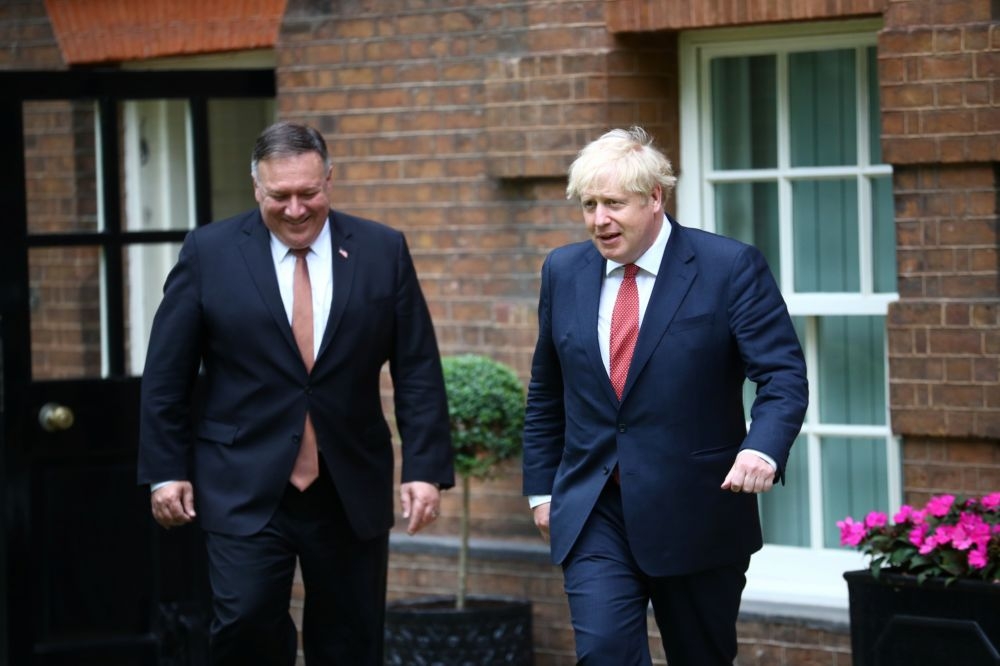 美國國務卿蓬佩奧（左）21日訪問英國，並與英國首相強森見面。（湯森路透）