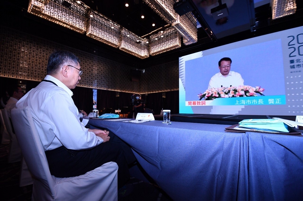 台北市長柯文哲（左）22日被問及自己兩岸關係處理打幾分，柯說，這張考卷不會及格，考55分。（北市府提供）
