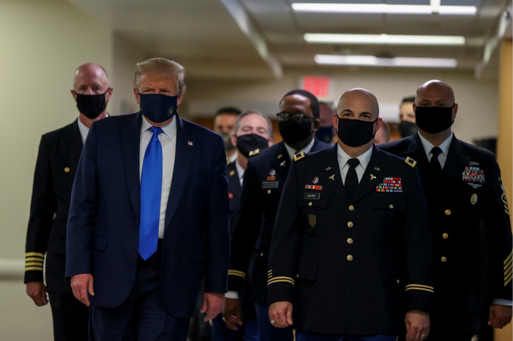 川普首次公開戴口罩露面。（湯森路透）