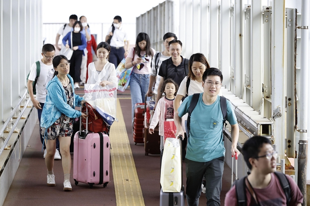 日本政府近期擬鬆綁外籍商務人士入境，優先對象包括台灣。對此外交部表示將儘速與日方就相關規定進行討論，盼早日促成本案。（美聯社）