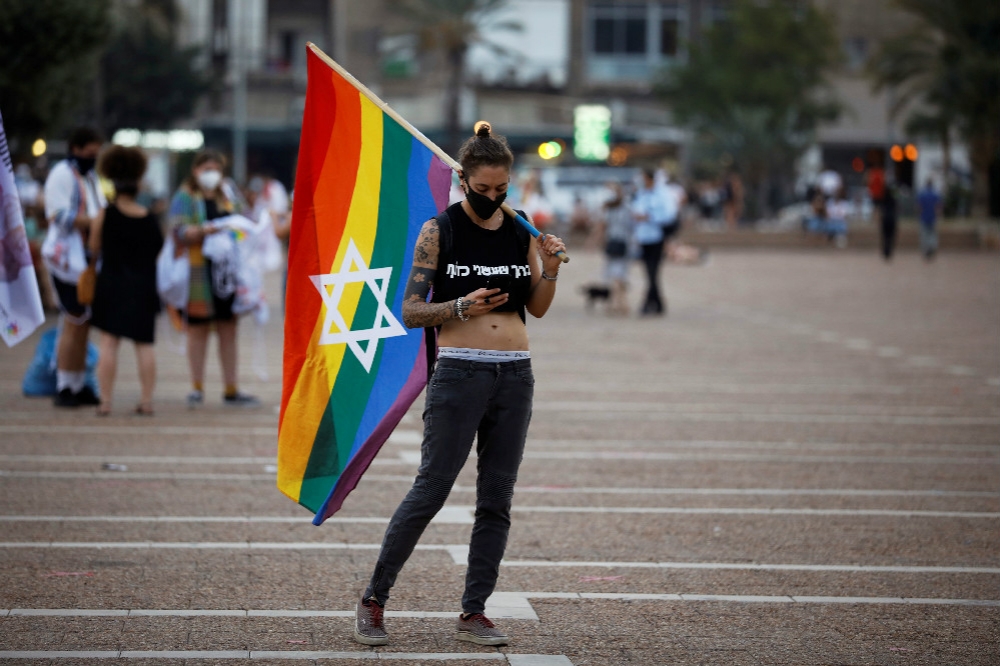 大批呼籲LGBT平權的以色列民眾湧上特拉維夫街頭。（湯森路透）