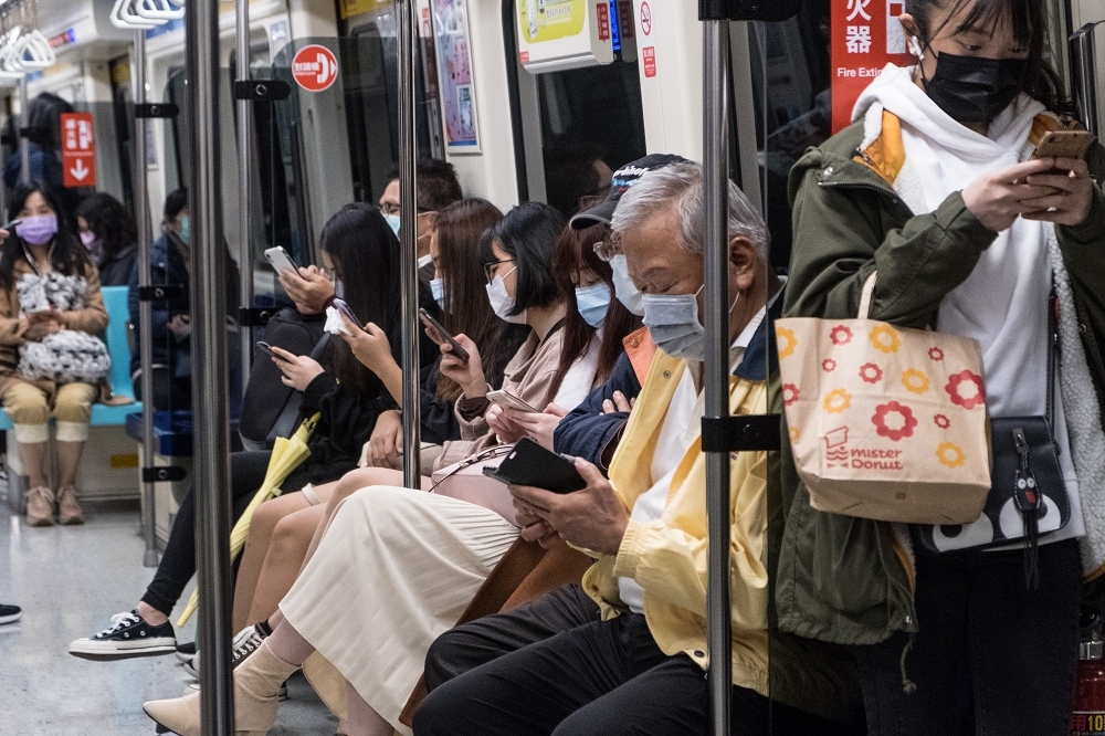 在大眾運輸、公共場所強制戴口罩、並要求保持社交距離，是台灣防疫成果斐然的原因之一。（資料照片／蔣銀珊攝）