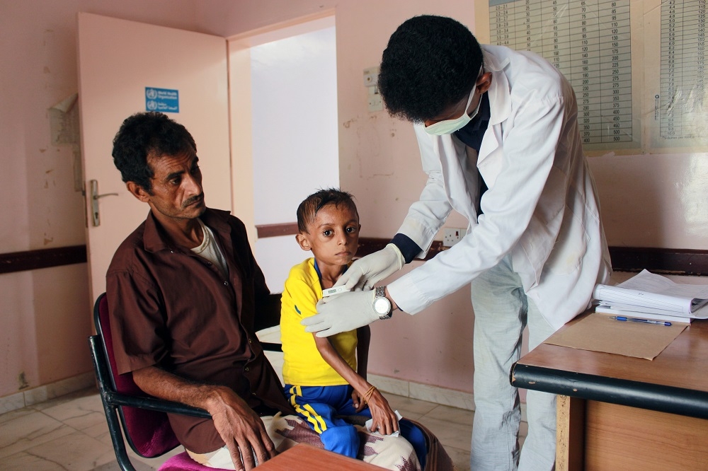 一名營養不良的葉門兒童就醫受檢。（湯森路透）
