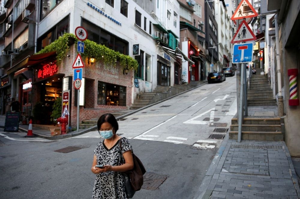 香港爆發第三波疫情，港府宣布更嚴格的防疫措施。（湯森路透）