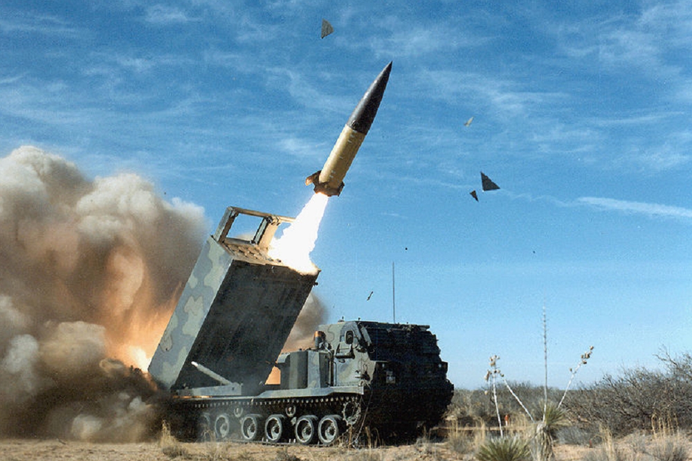 代號「轟雷專案」編列逾150億元預算，向美採購11套射程300公里的M142「海馬斯」多管火箭系統，可望在9月後會有結果。圖為海馬斯多管火箭系統使用的彈種，MGM-140陸軍戰術導彈系統。（取自維基百科）