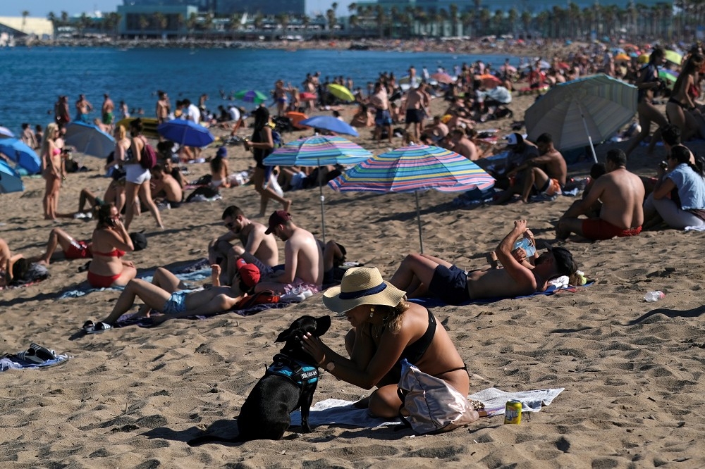 無視政府建議，巴塞隆納海灘湧入大量遊客。（湯森路透）