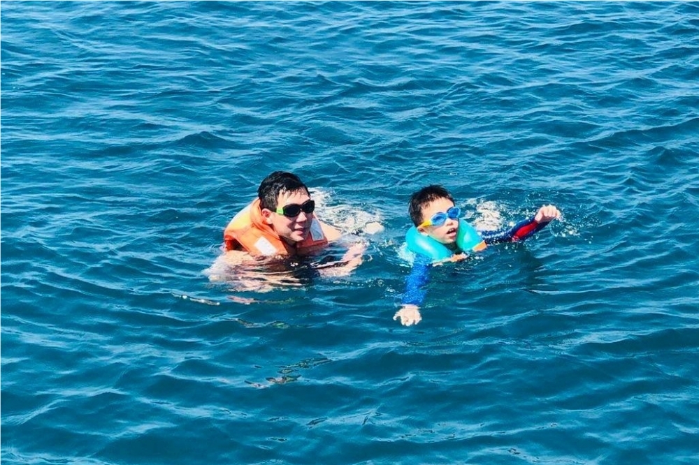 品冠（左）帶著兒子Jayden在澎湖感受海水的魅力。（取自品冠臉書）