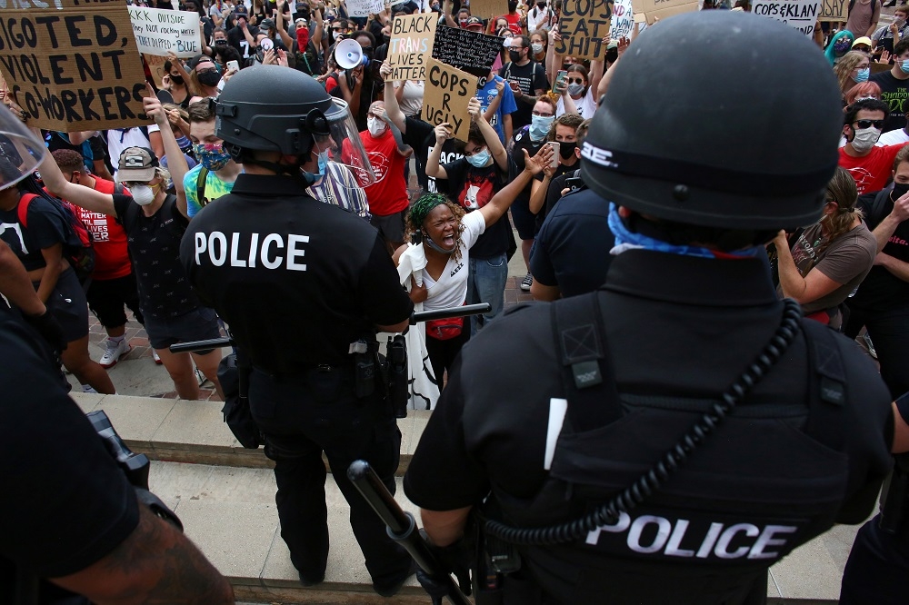 美國各地掀起反對種族歧視及警察暴力的示威潮。（湯森路透）