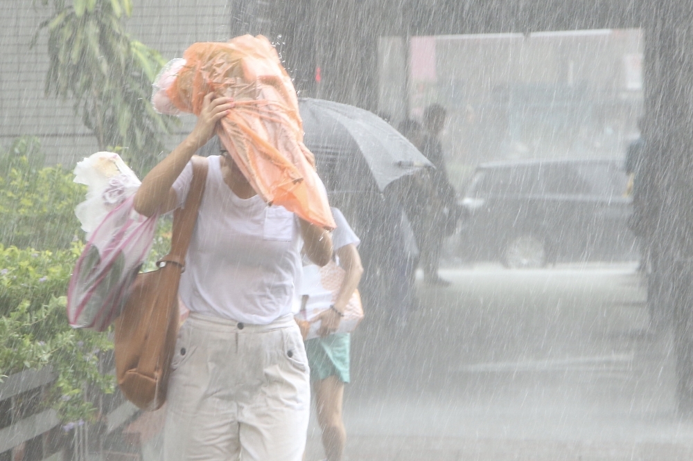 氣象專家吳德榮在「三立準氣象‧老大洩天機」專欄中指出，8月2日至3日季風低壓槽將掃過台灣帶來大量降雨，無論季風低壓內的擾動是否進一步增強至颱風，其強勁的西南風流將持續通過台灣，帶來連續「劇烈降雨及強風」。（資料照片／王侑聖攝）