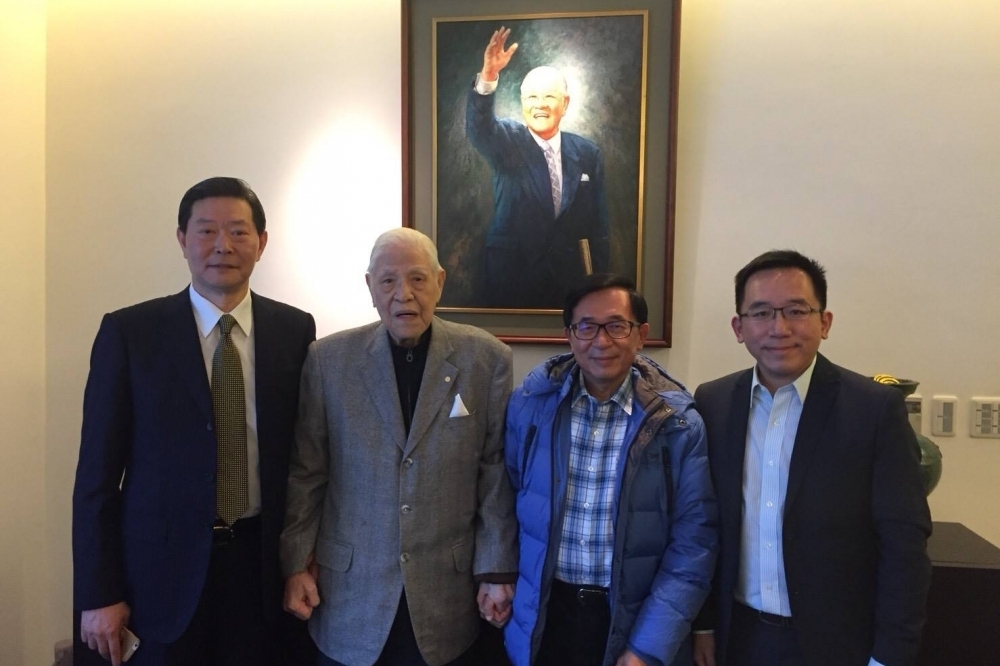 李登輝2018年初96歲大壽時，前總統陳水扁現身翠山莊祝賀。（取自李登輝臉書）