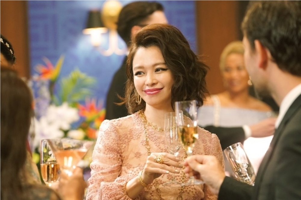徐若瑄客串演出日本電影《信用詐欺師JP：公主篇》，凍齡美貌成焦點。（取自《信用欺詐師JP》推特）